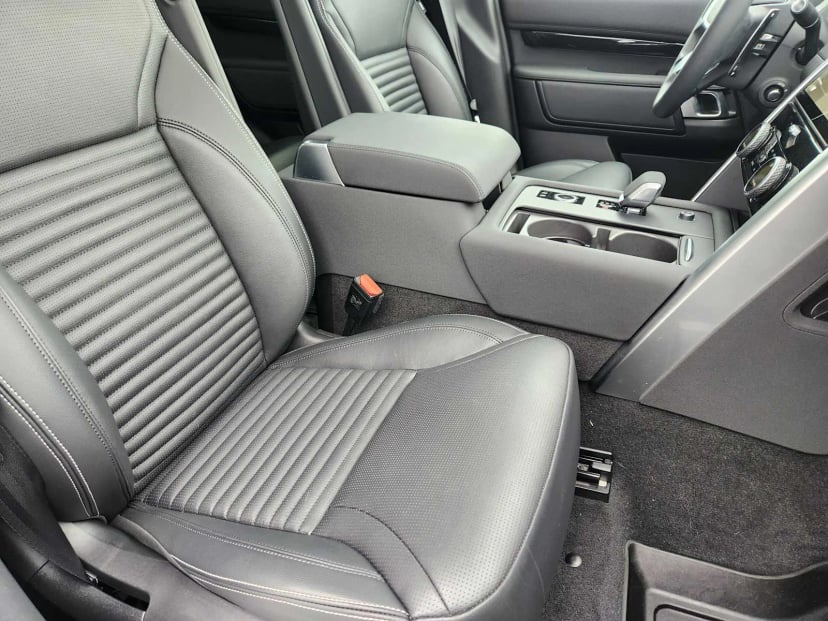 2025 Land Rover Discovery - Image 12