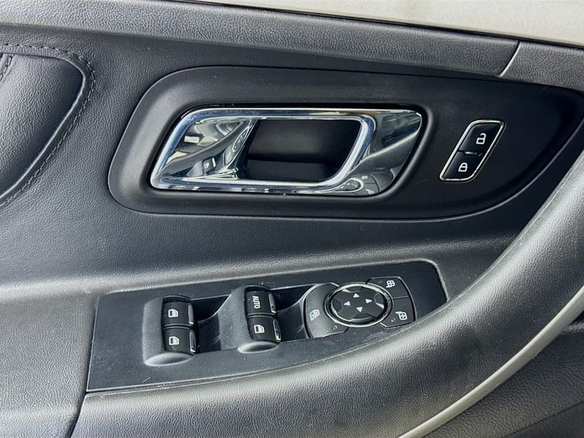 2013 Ford Taurus - Image 20