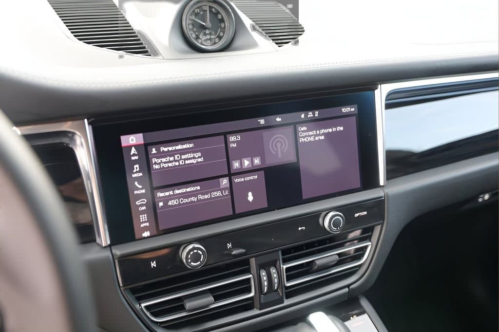 2025 Porsche Macan - Image 16