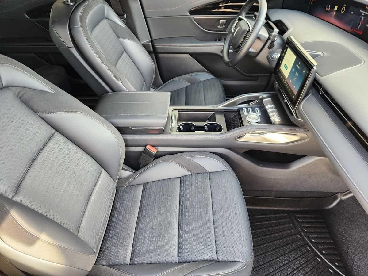 2025 Lincoln Nautilus - Image 12