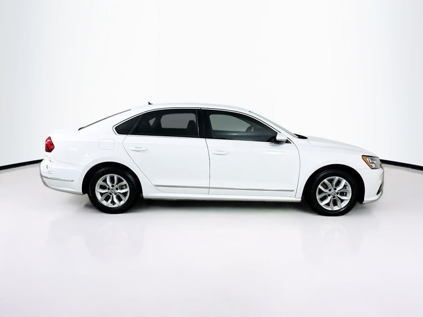 2017 Volkswagen Passat - Image 8
