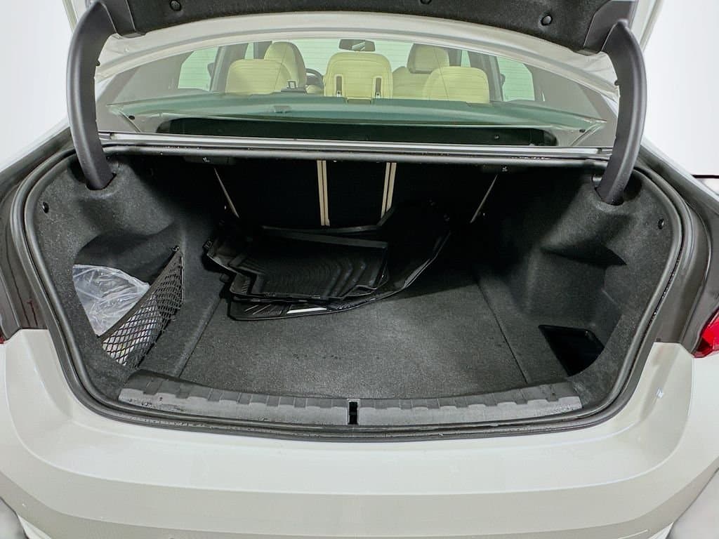 2025 BMW 3 Series - Image 27