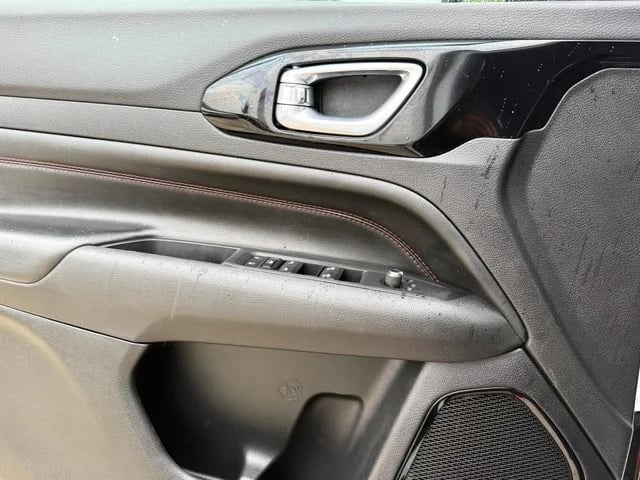 2025 Jeep Compass - Image 18