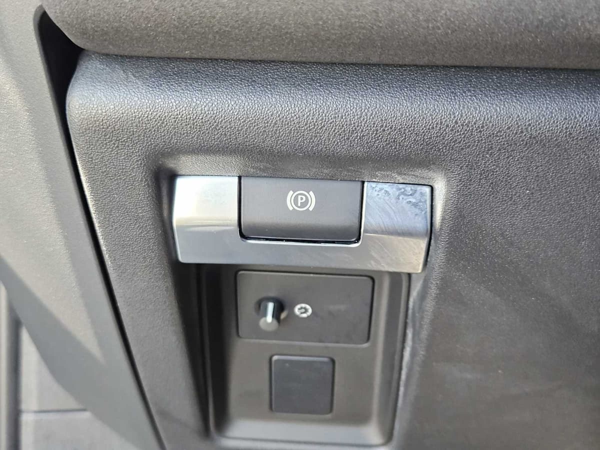 2023 Land Rover Defender - Image 19