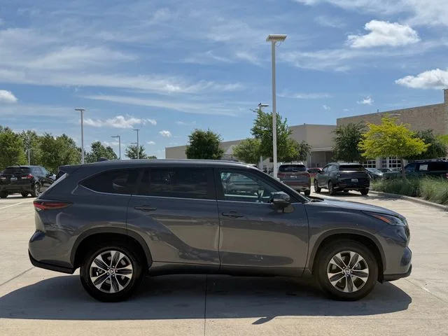 2025 Toyota Highlander - Image 3