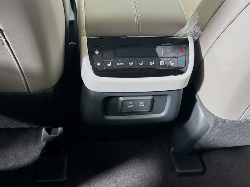 2027 INFINITI QX60 - Image 30