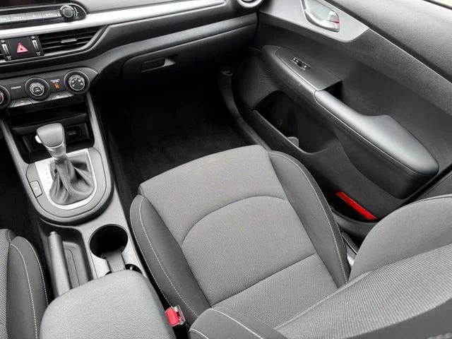 2023 Kia Forte - Image 28