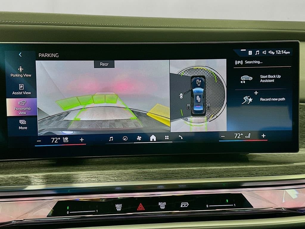 2025 BMW 7 Series - Image 14