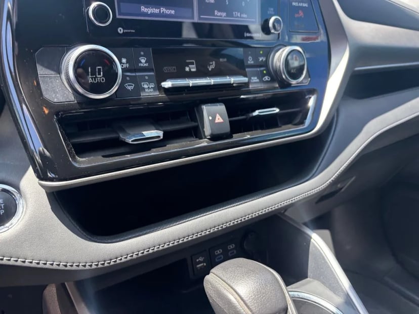 2022 Toyota Highlander - Image 16