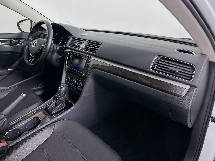2017 Volkswagen Passat - Image 29