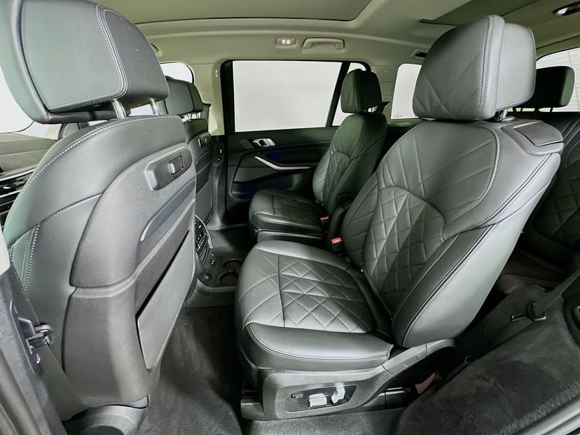 2023 BMW X7 - Image 25