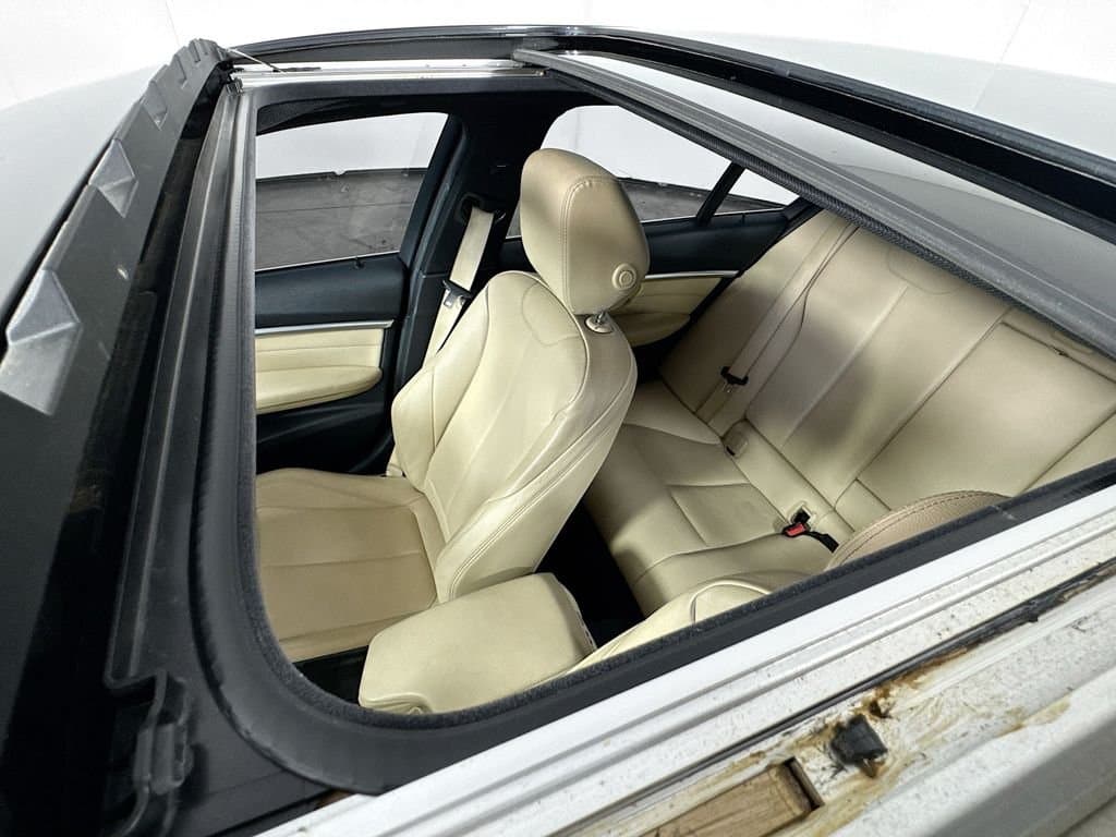 2017 BMW 3 - Image 26