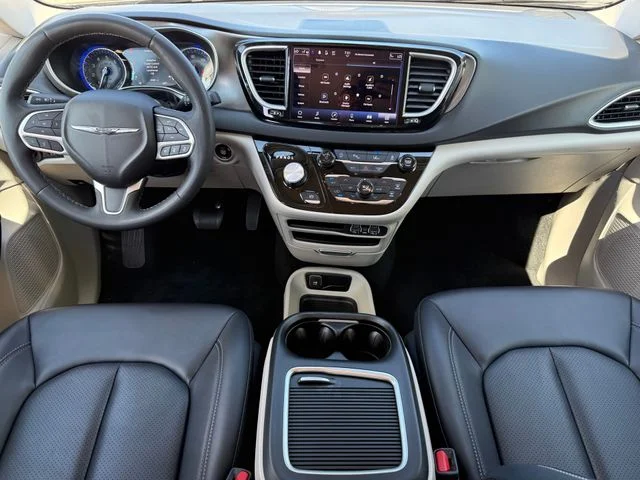 2024 Chrysler Pacifica - Image 18