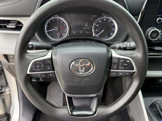 2023 Toyota Highlander - Image 13