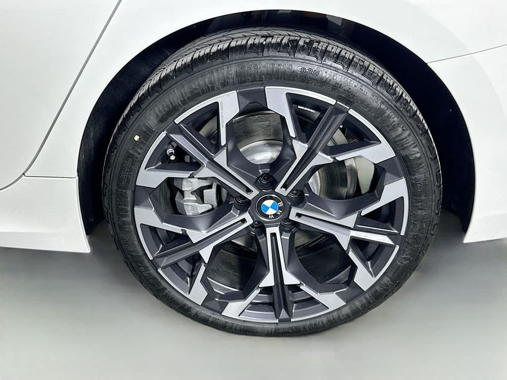 2025 BMW 3 Series - Image 23