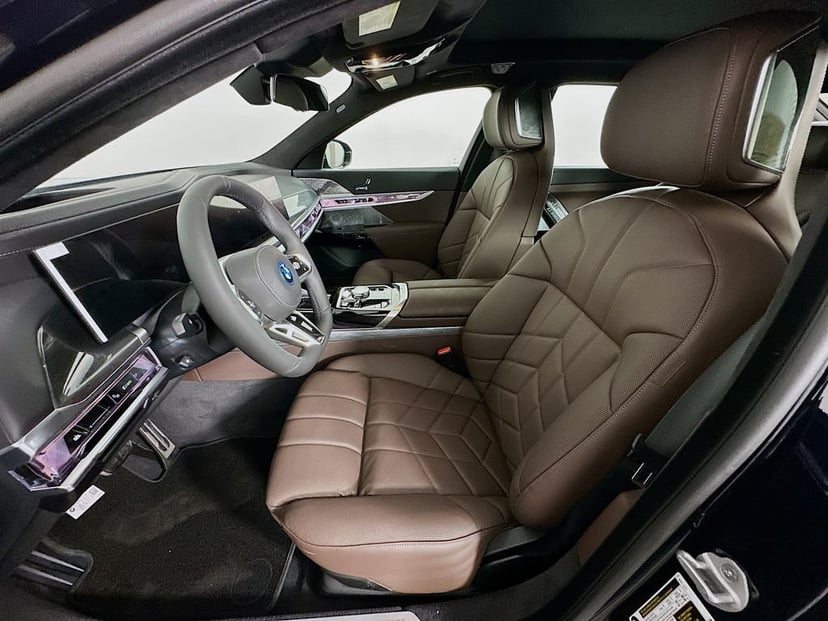 2025 BMW i7 - Image 16