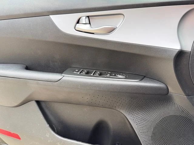 2023 Kia Forte - Image 21
