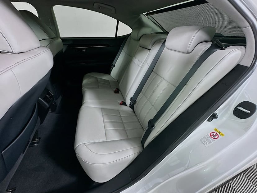 2017 Lexus ES - Image 25