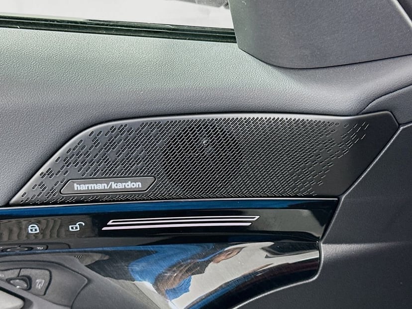 2025 BMW 5 Series - Image 19