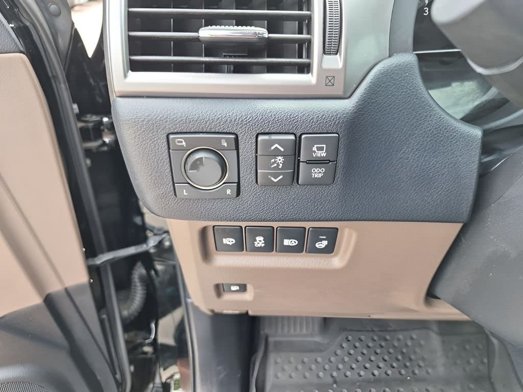 2022 Lexus GX - Image 32