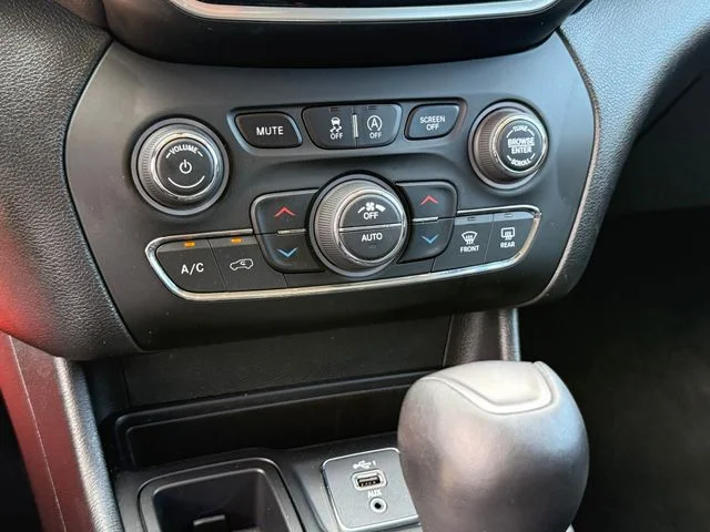 2019 Jeep Cherokee - Image 20