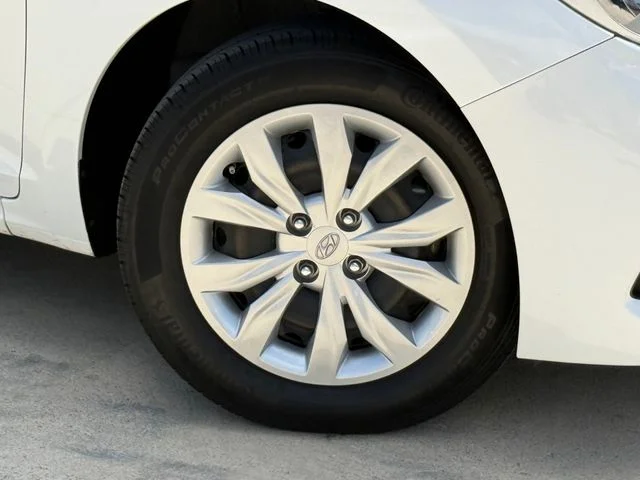 2022 Hyundai Accent - Image 2