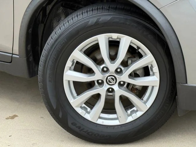2019 Nissan Rogue - Image 2