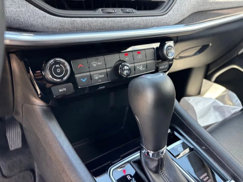 2025 Jeep Compass - Image 15