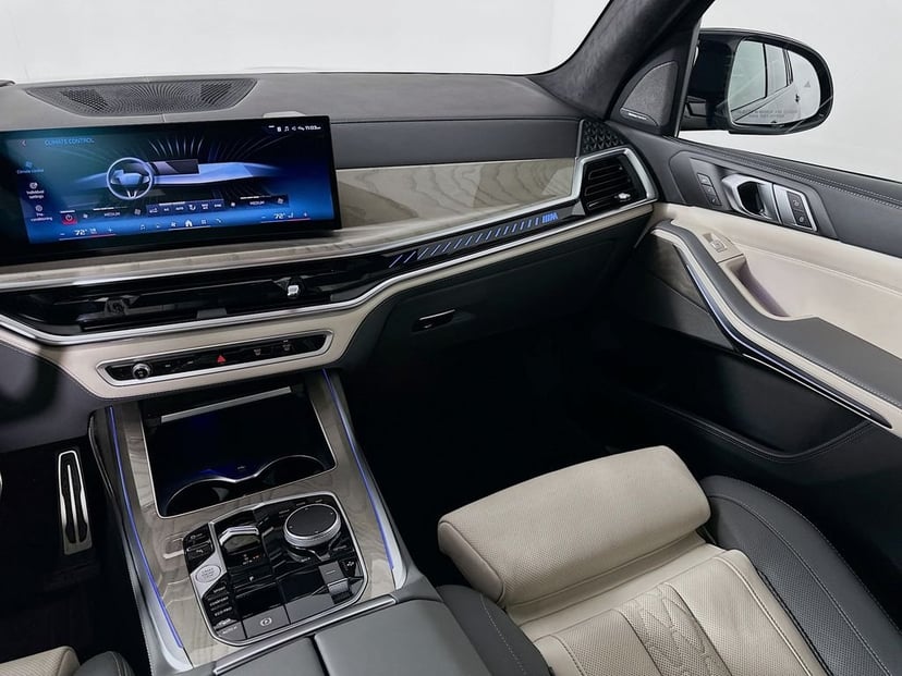 2025 BMW X7 - Image 24