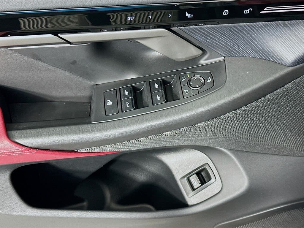 2025 BMW 5 Series - Image 18