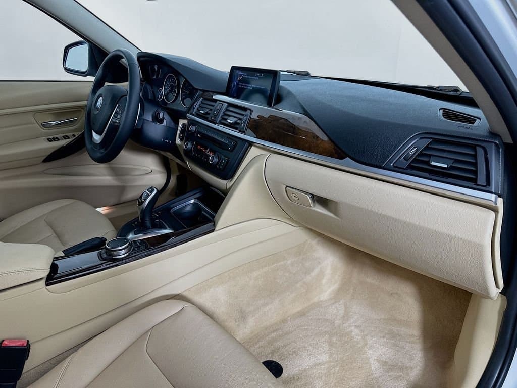 2015 BMW 3 Series - Image 30