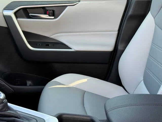 2022 Toyota RAV4 - Image 9