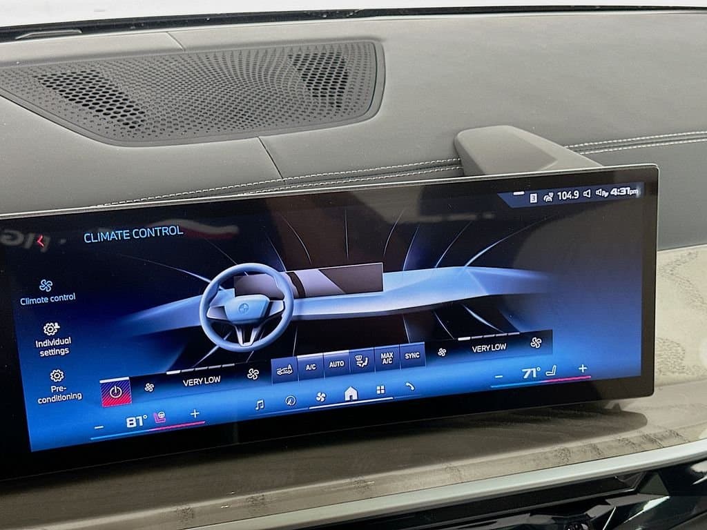 2025 BMW X7 - Image 14