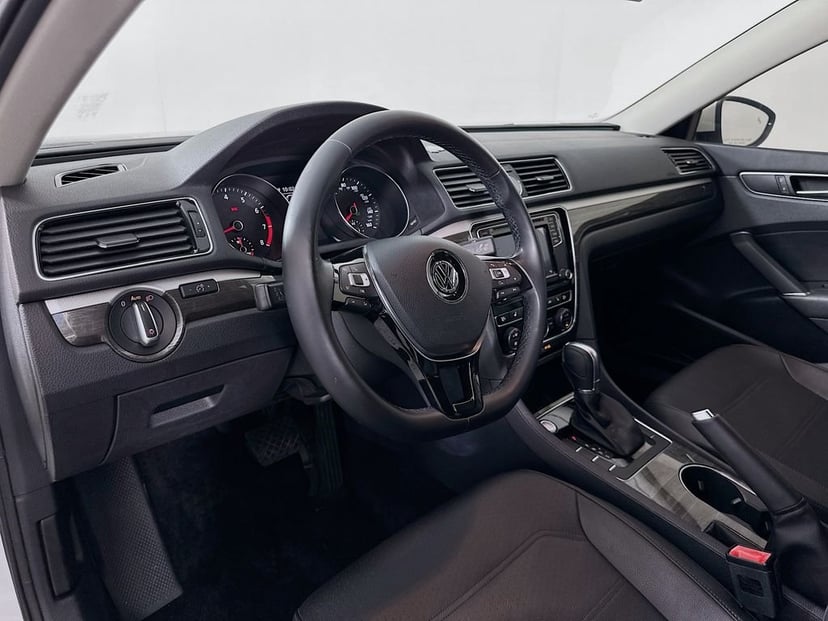 2017 Volkswagen Passat - Image 9