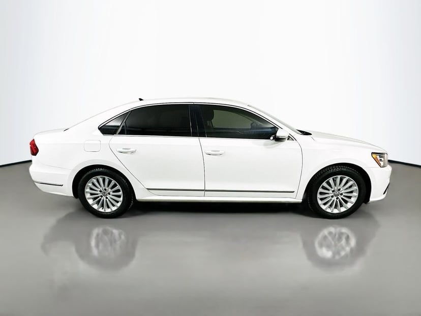 2017 Volkswagen Passat - Image 4