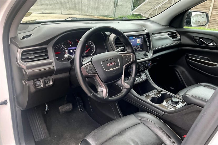 2023 GMC Acadia - Image 17