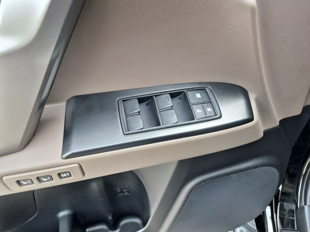 2022 Lexus GX - Image 28