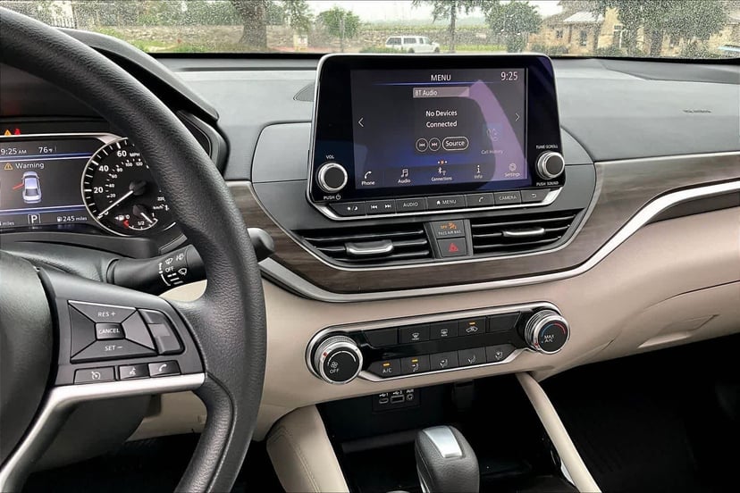 2023 Nissan Altima - Image 7