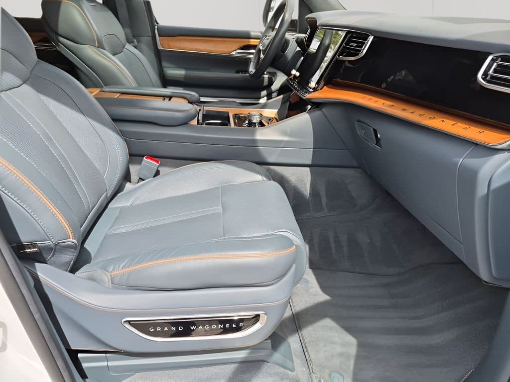 2022 Jeep Grand Wagoneer - Image 16