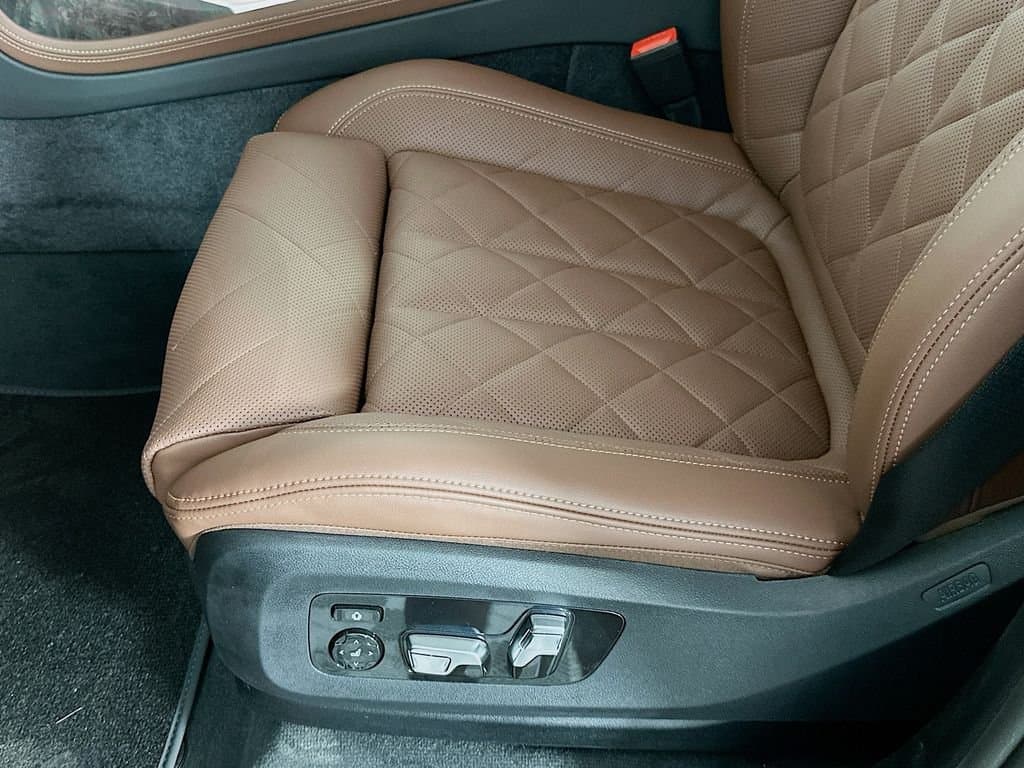 2025 BMW X7 - Image 21