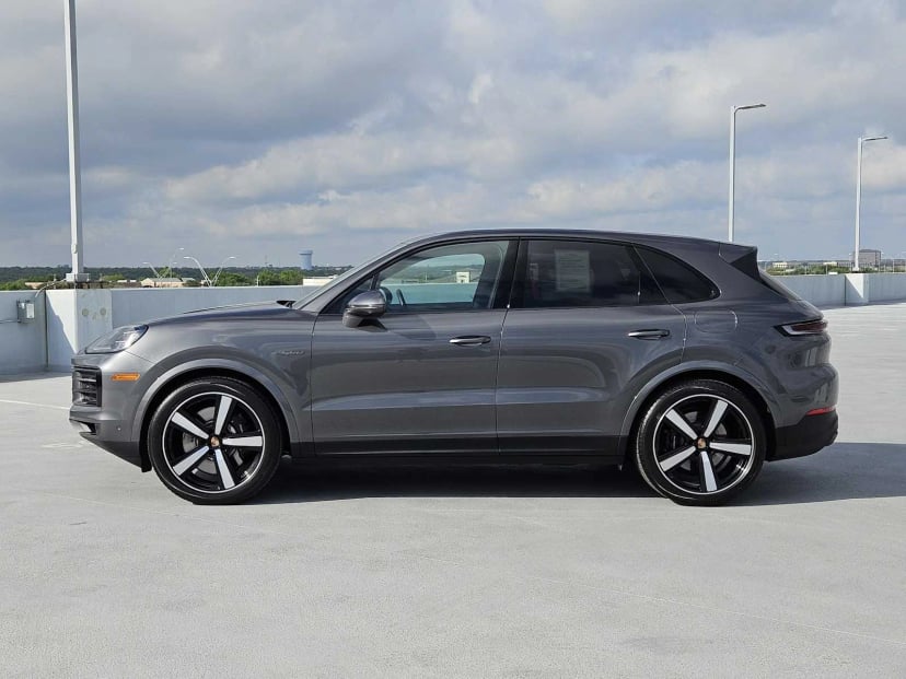 2025 Porsche Cayenne - Image 4