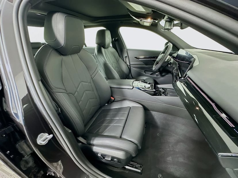 2025 BMW 5 Series - Image 29