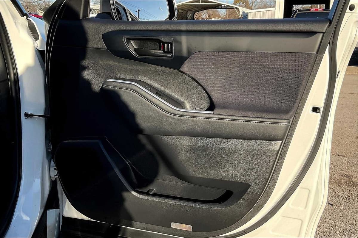2023 Toyota Highlander - Image 21