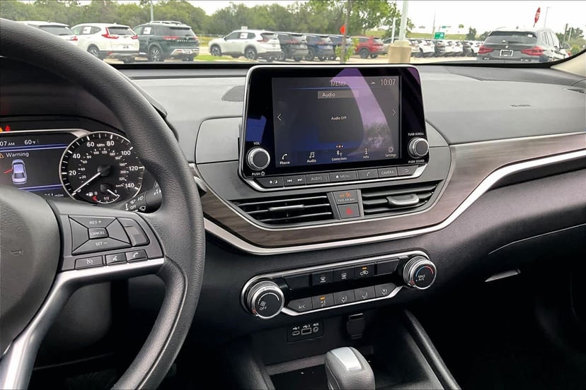2025 Nissan Altima - Image 7