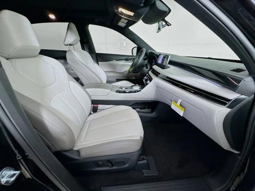2027 INFINITI QX65 - Image 35