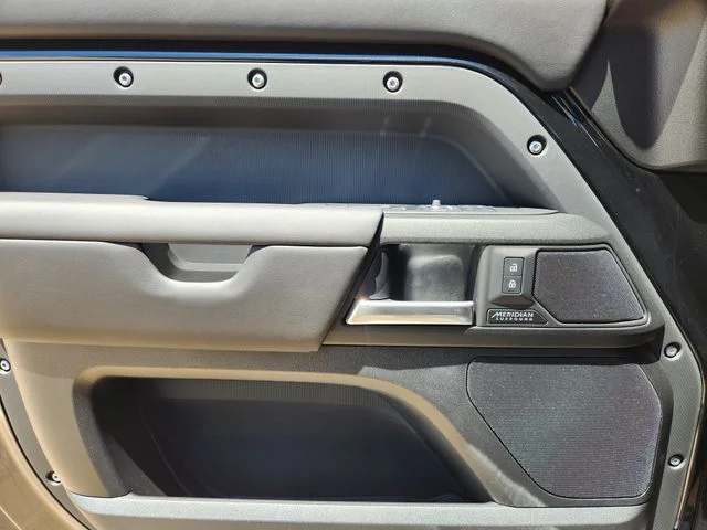 2025 Land Rover Defender 130 - Image 16