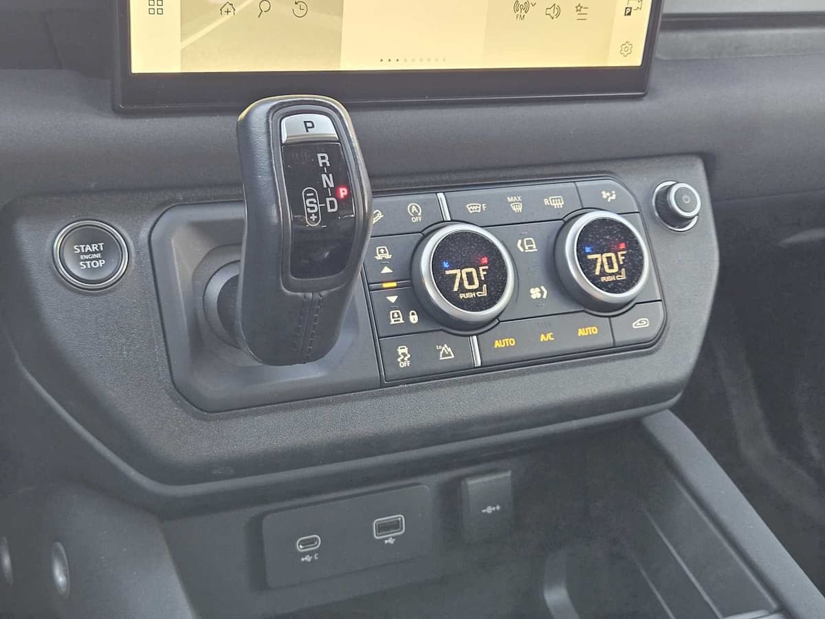 2023 Land Rover Defender - Image 16