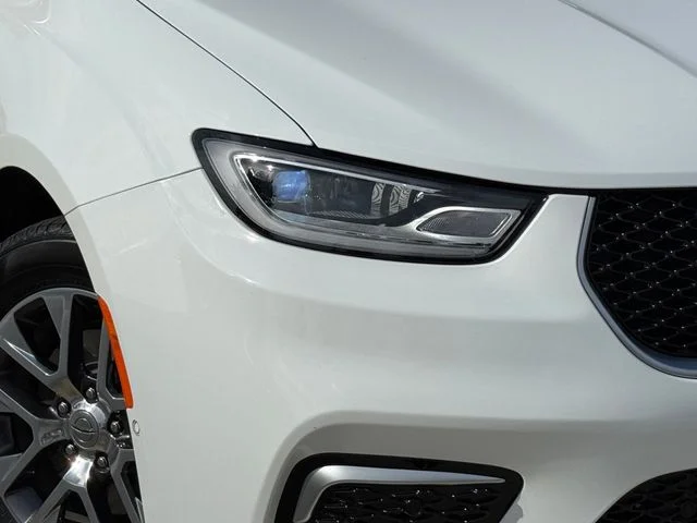 2024 Chrysler Pacifica Hybrid - Image 3