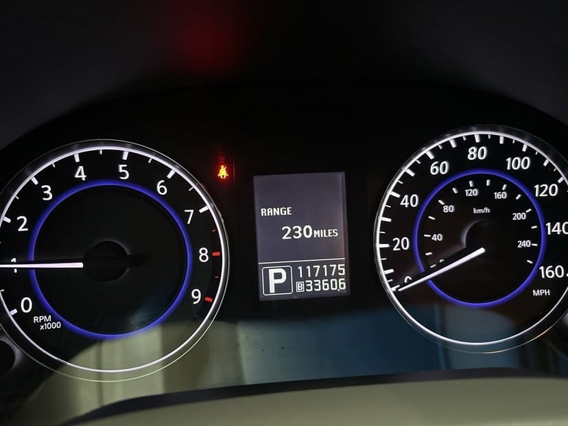 2011 INFINITI G37 - Image 8