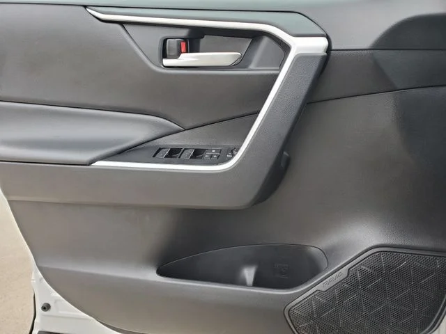 2025 Toyota RAV4 - Image 20